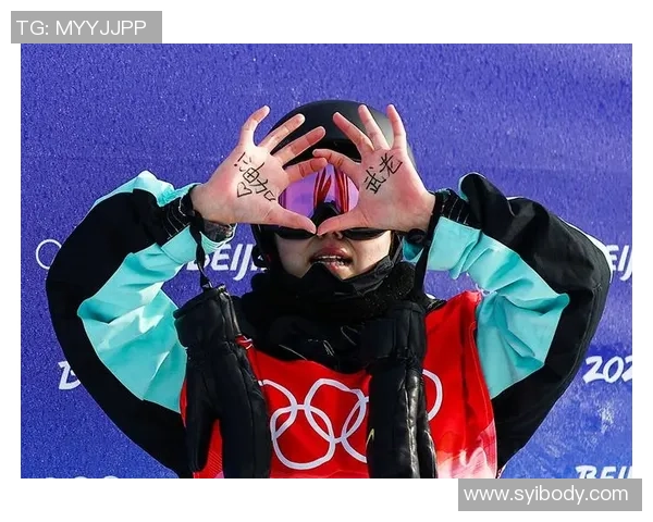 足球球星赛场比心瞬间温暖全场展现运动与真情交融魅力